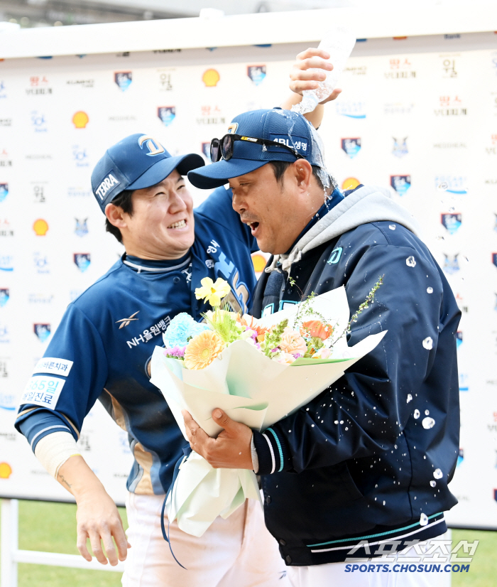 꽃다발만 보던 이호준 감독, 박민우 작전에 완벽하게 속았다[광주 스케치]