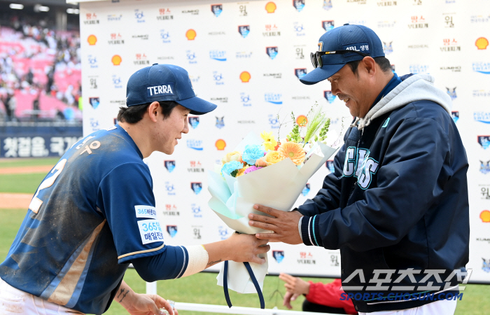꽃다발만 보던 이호준 감독, 박민우 작전에 완벽하게 속았다[광주 스케치]
