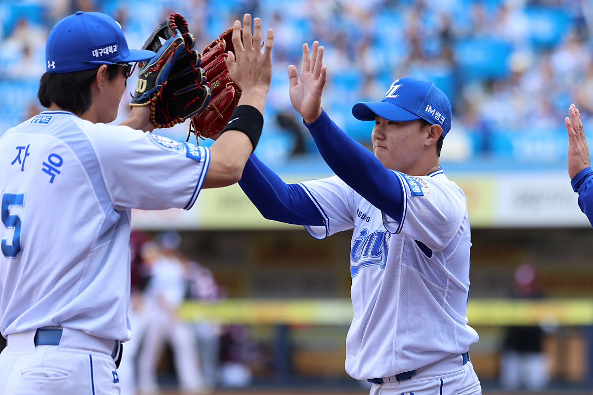 "야구하면서 이런 환호 처음" 155㎞ 슈퍼루키 공 하나에 라팍이 들썩,…