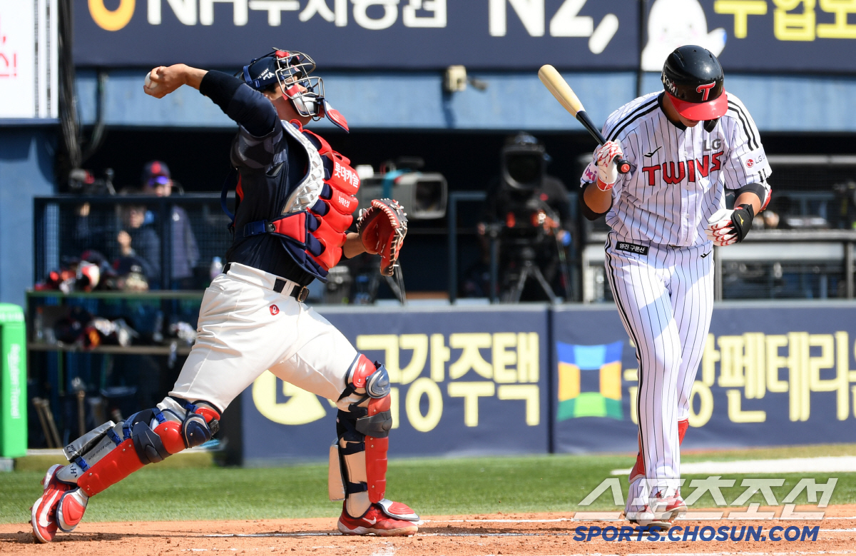 '악송구에 폭투까지...' 잠실 개막전 굳어버린 80억 FA 포수, '친…