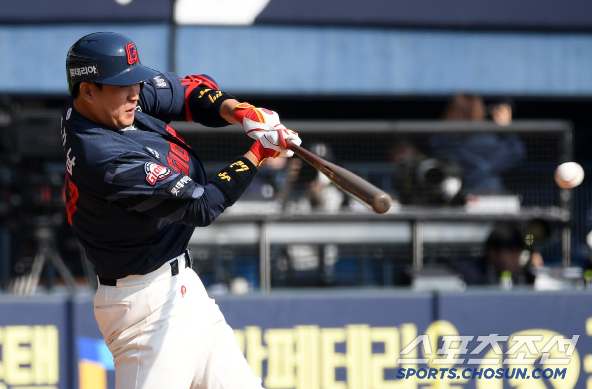 '악송구에 폭투까지...' 잠실 개막전 굳어버린 80억 FA 포수, '친…