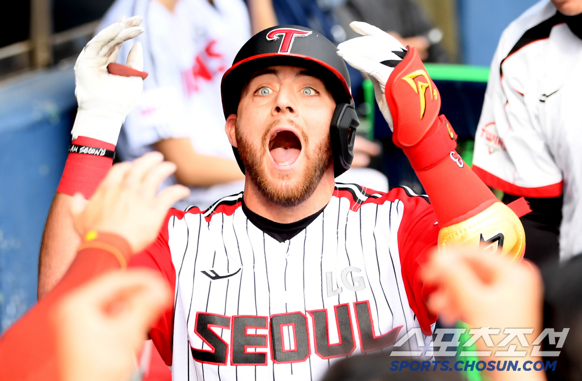 '데뷔 첫 안타가 투런포라니' LG 우타 거포 유망주 제대로 터졌다...…