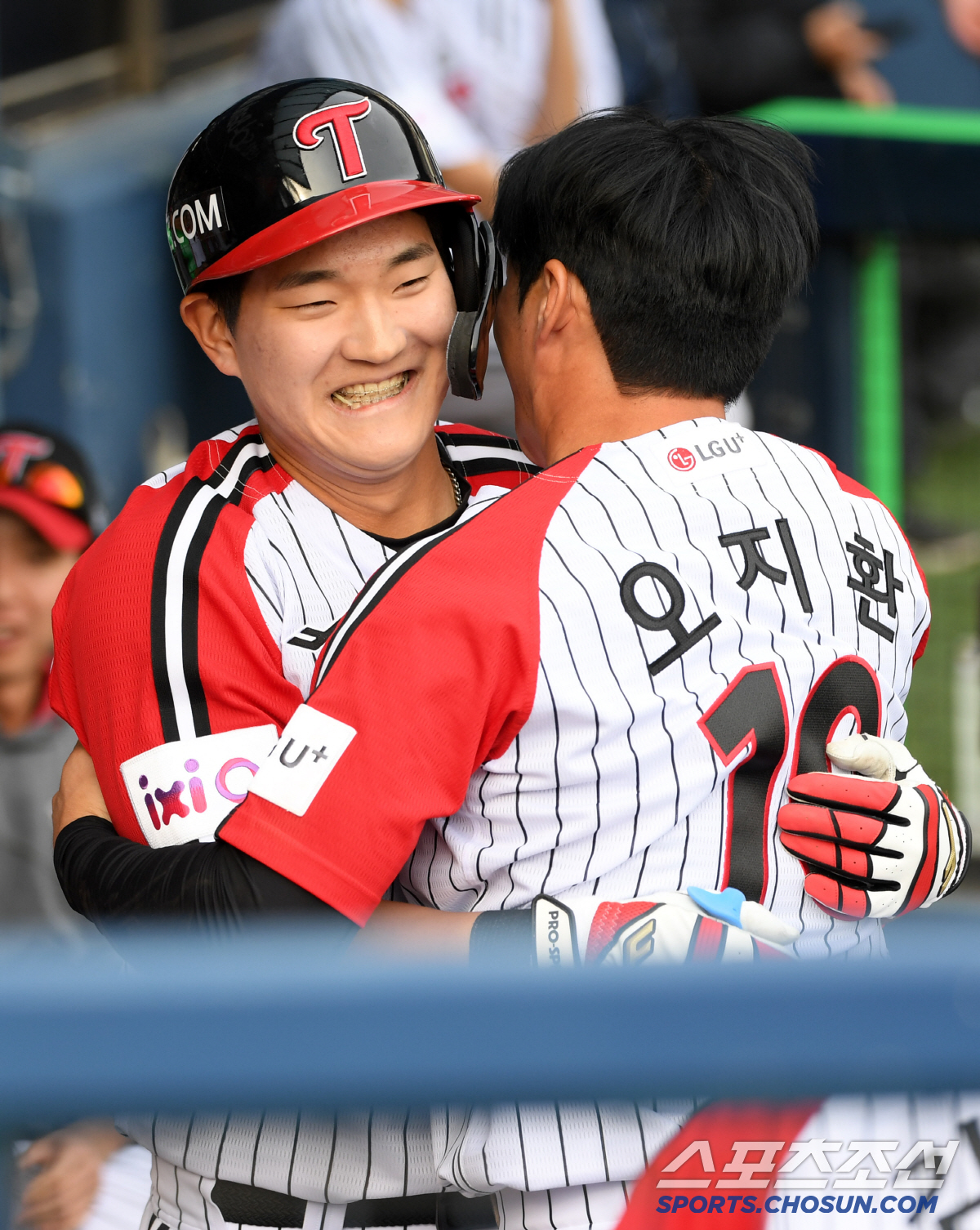 '데뷔 첫 안타가 투런포라니' LG 우타 거포 유망주 제대로 터졌다...…