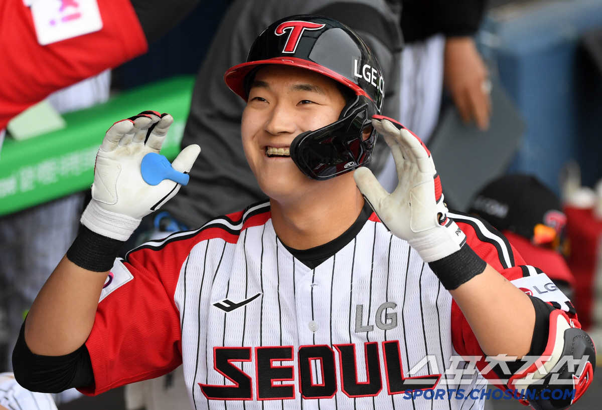 '데뷔 첫 안타가 투런포라니' LG 우타 거포 유망주 제대로 터졌다...…