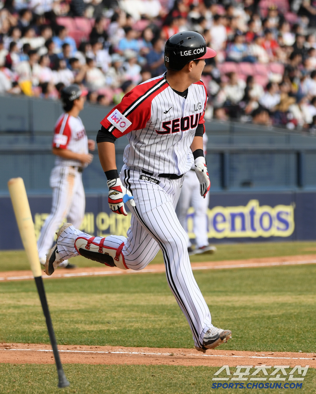 '데뷔 첫 안타가 투런포라니' LG 우타 거포 유망주 제대로 터졌다...…