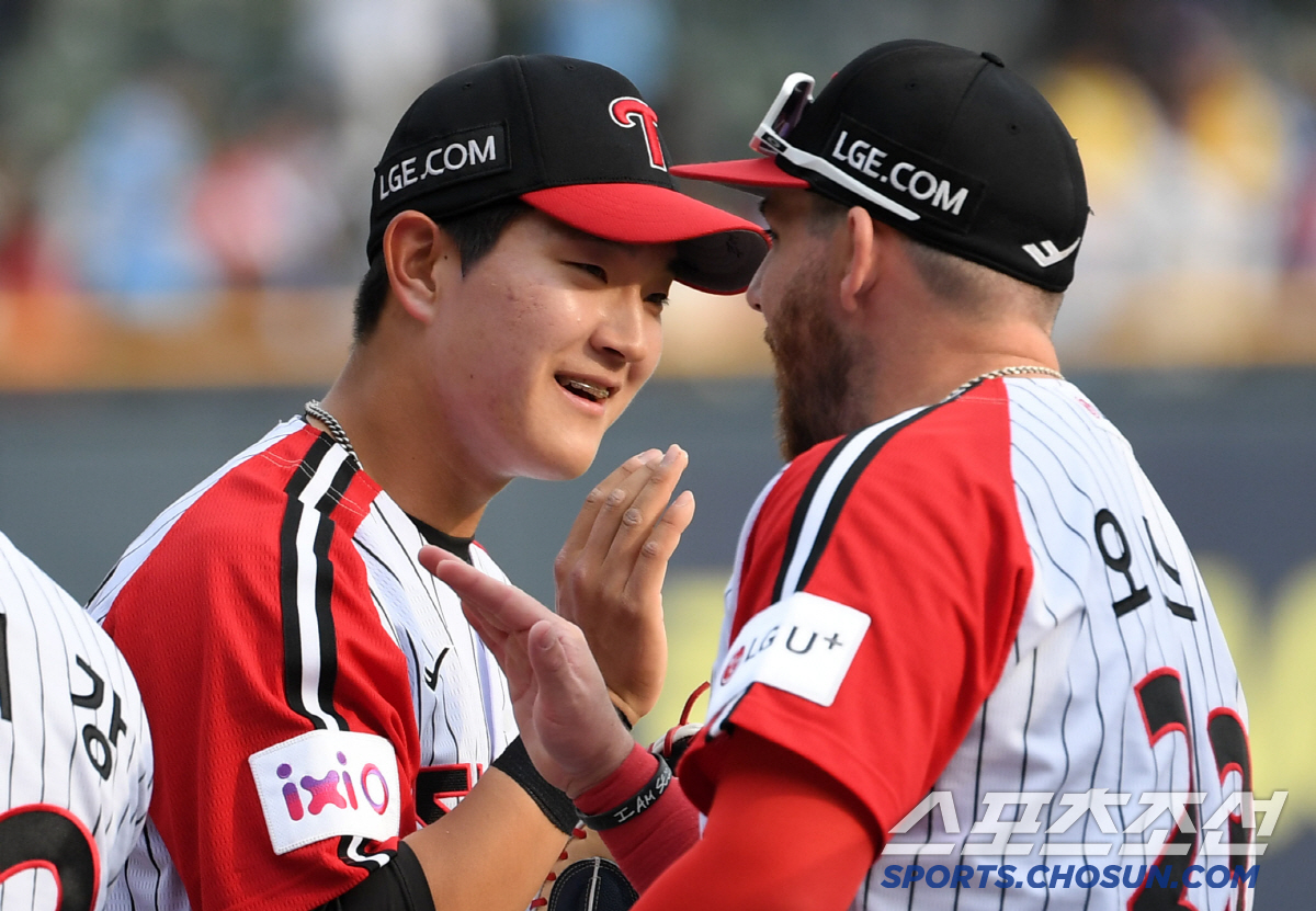 '데뷔 첫 안타가 투런포라니' LG 우타 거포 유망주 제대로 터졌다...…