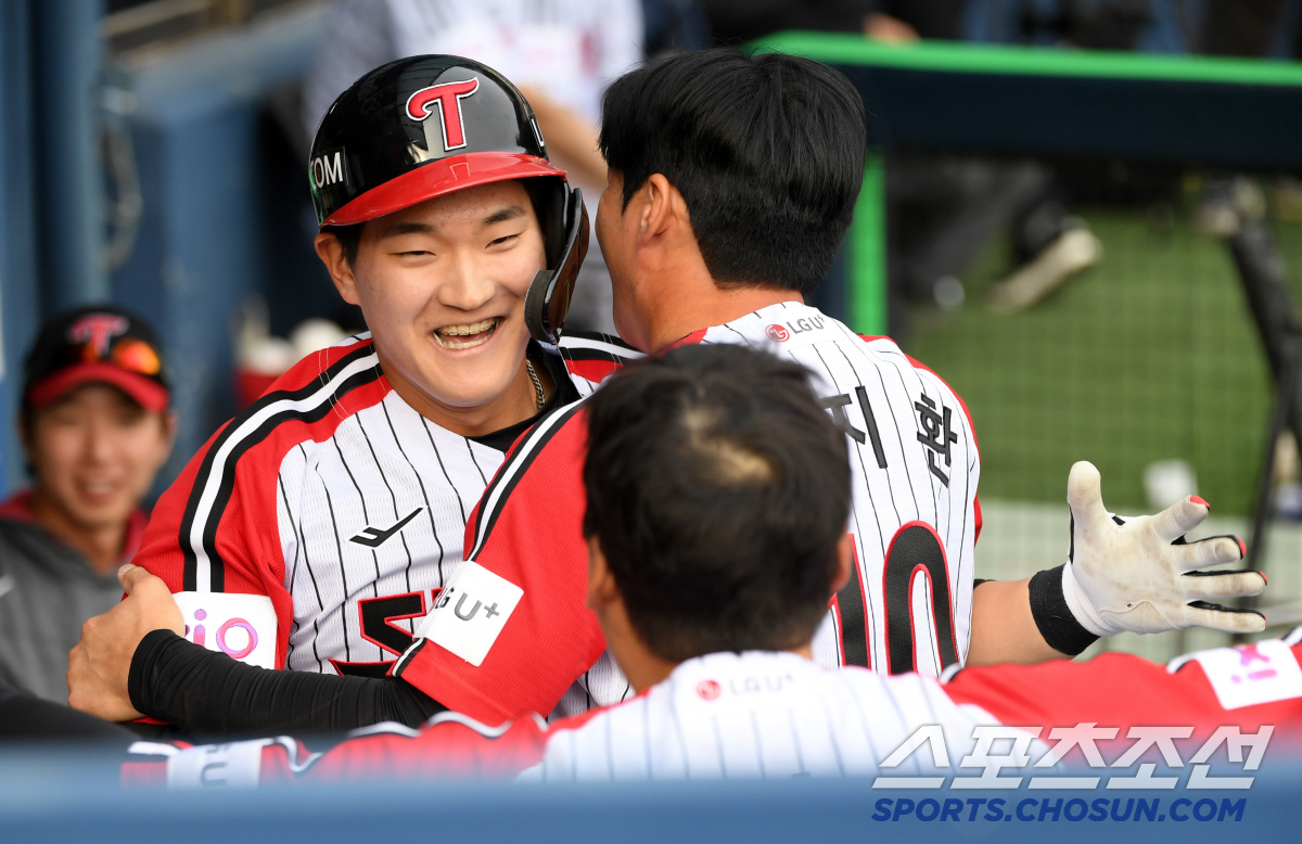 '데뷔 첫 안타가 투런포라니' LG 우타 거포 유망주 제대로 터졌다...…