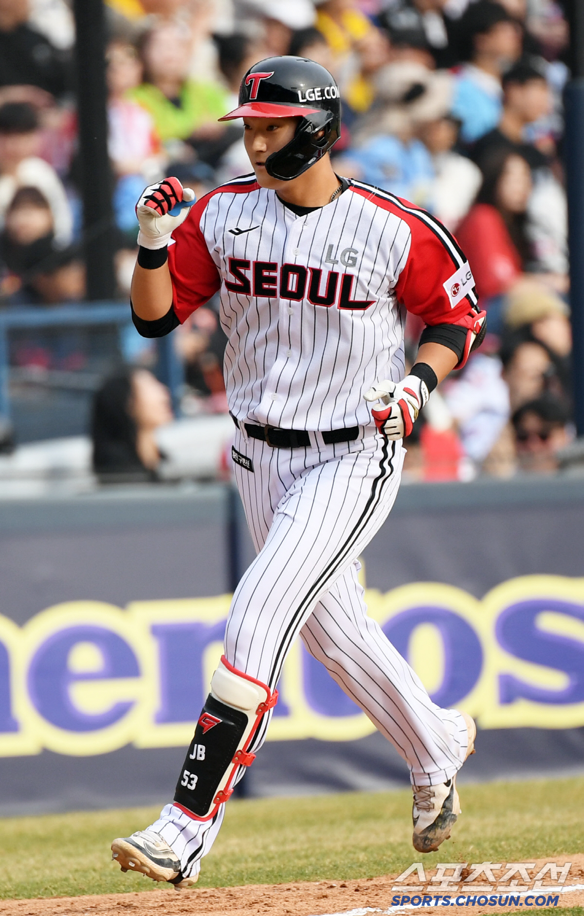 '데뷔 첫 안타가 투런포라니' LG 우타 거포 유망주 제대로 터졌다...…