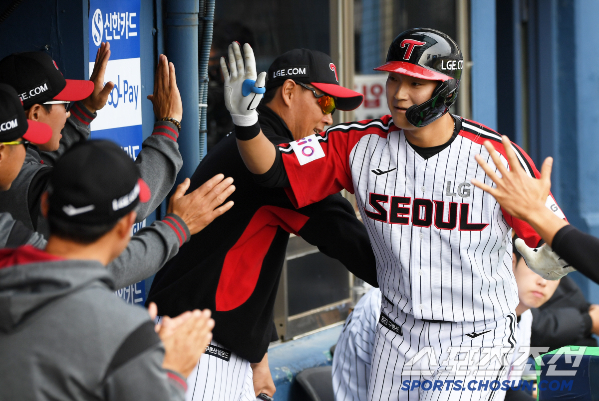 '데뷔 첫 안타가 투런포라니' LG 우타 거포 유망주 제대로 터졌다...…