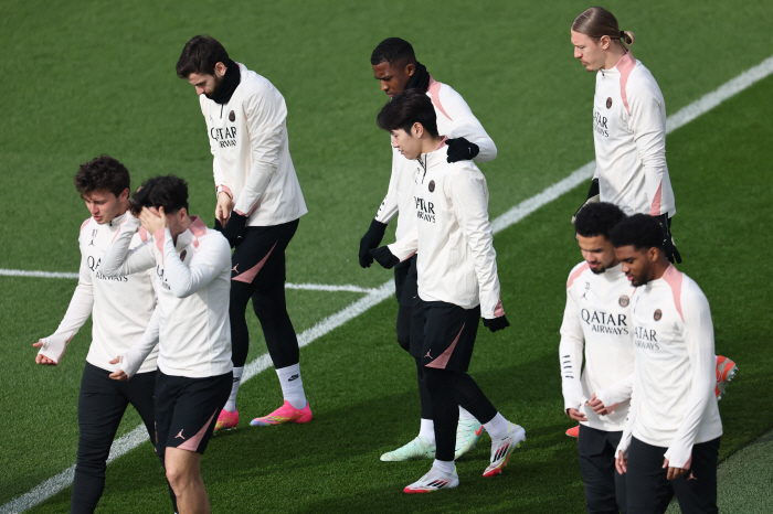 '이강인 웃어야 해, 말아야 해?' PSG 방출 리스트 5인에서 '제외'…