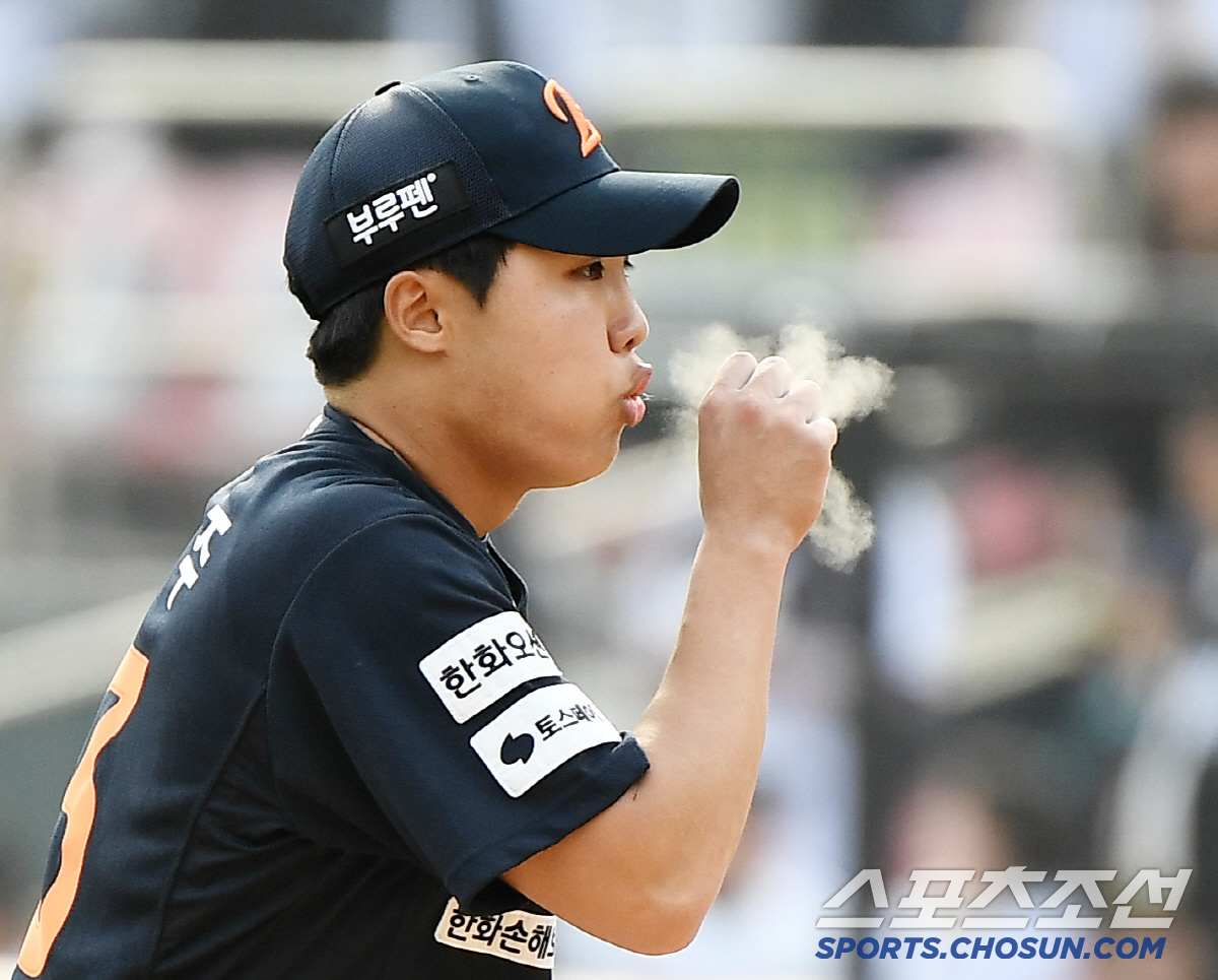 17홈런 선배, 155km로 3구 삼진...'사실상 전체 1순위' 충격 …