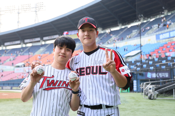 팬도 감동했다! 4년만에 데뷔 첫 안타→대타로 쾅…흔쾌히 돌려준 홈런볼 "영광스럽다" [잠실포커스]