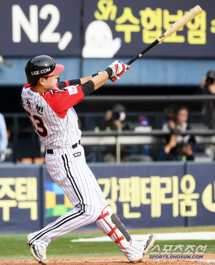 팬도 감동했다! 4년만에 데뷔 첫 안타→대타로 쾅…흔쾌히 돌려준 홈런볼 …