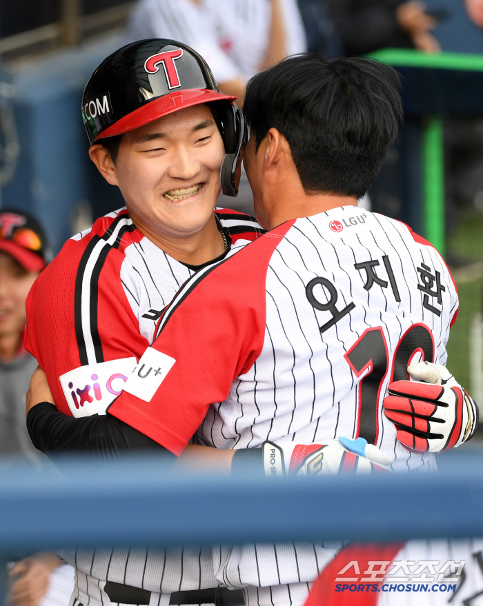 팬도 감동했다! 4년만에 데뷔 첫 안타→대타로 쾅…흔쾌히 돌려준 홈런볼 …