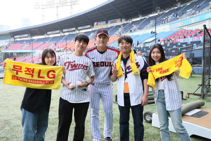 팬도 감동했다! 4년만에 데뷔 첫 안타→대타로 쾅…흔쾌히 돌려준 홈런볼 …