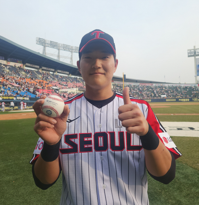 팬도 감동했다! 4년만에 데뷔 첫 안타→대타로 쾅…흔쾌히 돌려준 홈런볼 …