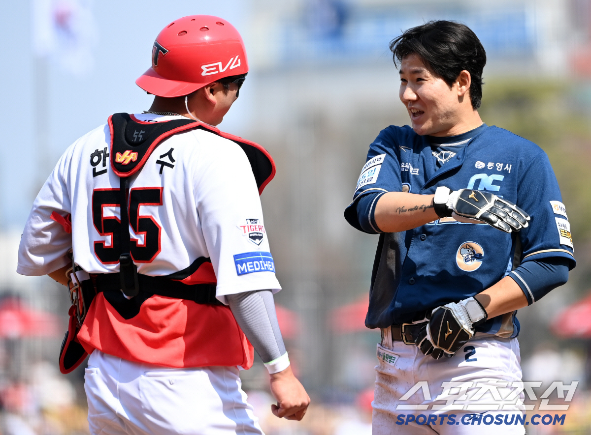 '이럴 수가' 홈 노리던 박민우, 박찬호 명품 송구에 아웃되고 당황...…