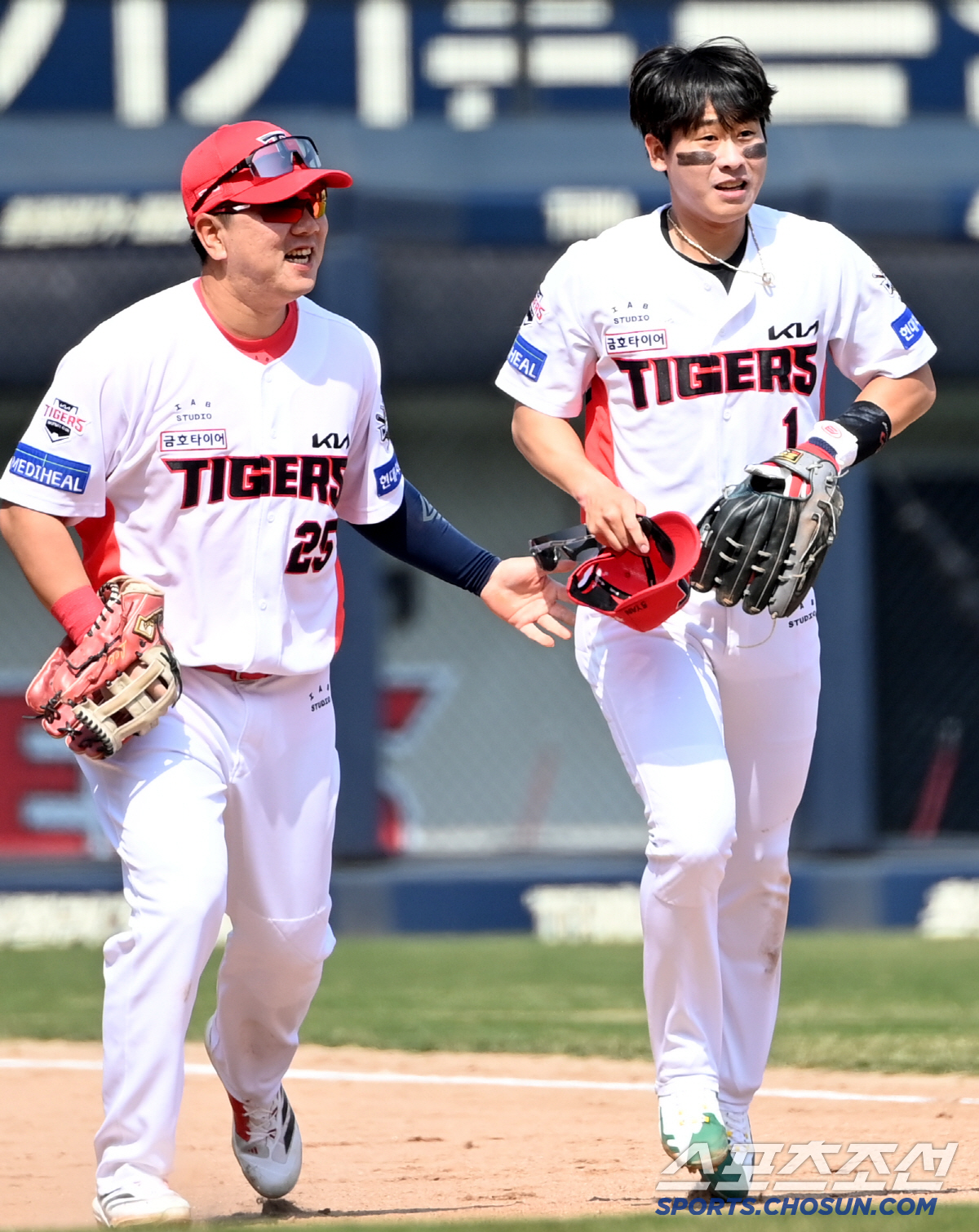 '이럴 수가' 홈 노리던 박민우, 박찬호 명품 송구에 아웃되고 당황...…