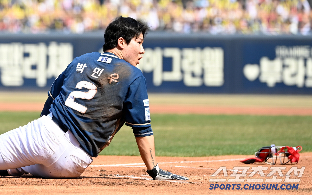 '이럴 수가' 홈 노리던 박민우, 박찬호 명품 송구에 아웃되고 당황...…