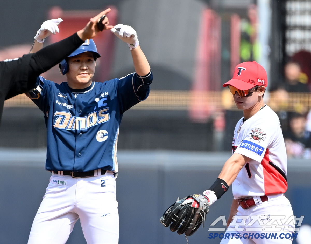 '이럴 수가' 홈 노리던 박민우, 박찬호 명품 송구에 아웃되고 당황...…