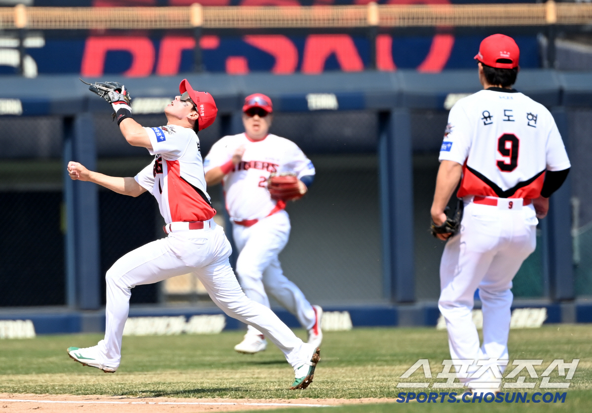 '이럴 수가' 홈 노리던 박민우, 박찬호 명품 송구에 아웃되고 당황...…