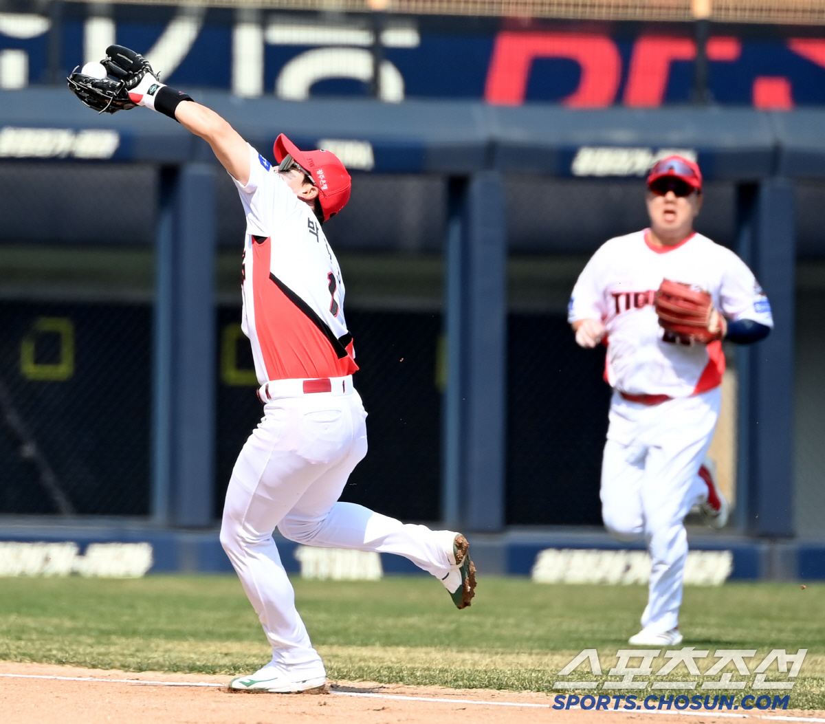 '이럴 수가' 홈 노리던 박민우, 박찬호 명품 송구에 아웃되고 당황...…
