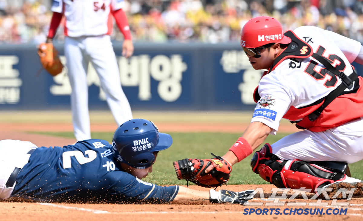 '이럴 수가' 홈 노리던 박민우, 박찬호 명품 송구에 아웃되고 당황...…