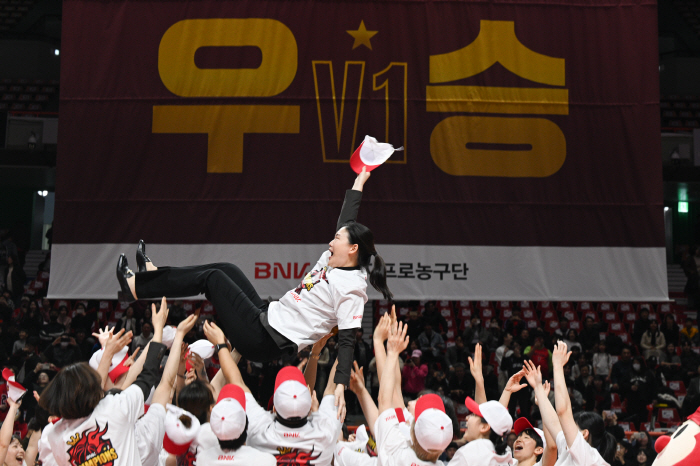 "'여성 사령탑'의 무게" WKBL 새 역사, '최초 또 최초' 박정은 …