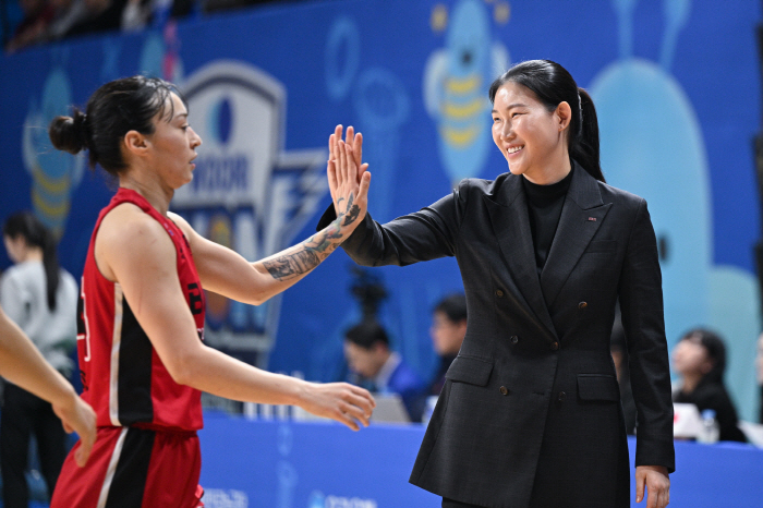 "'여성 사령탑'의 무게" WKBL 새 역사, '최초 또 최초' 박정은 …