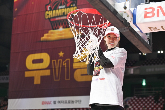 "'여성 사령탑'의 무게" WKBL 새 역사, '최초 또 최초' 박정은 …