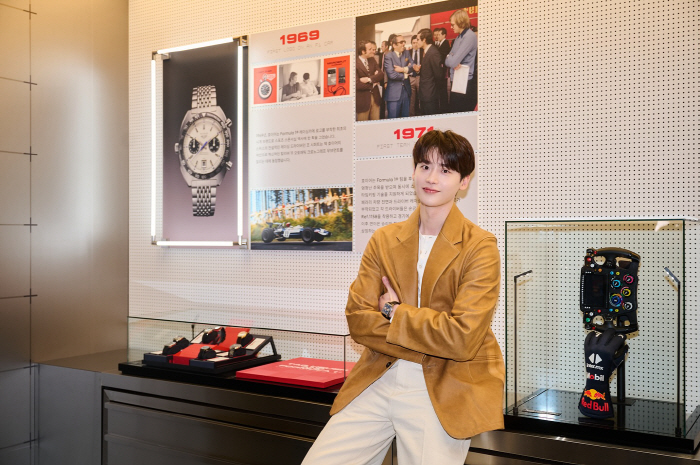 [SCin스타]박보검 비켜…이종석, '♥아이유 찐 남친'의 비주얼 자랑