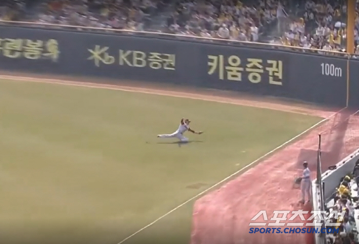 10-2 대승 만든 5개의 홈런포. 그 뒤에서 빛난 호수비 열전. LG가…