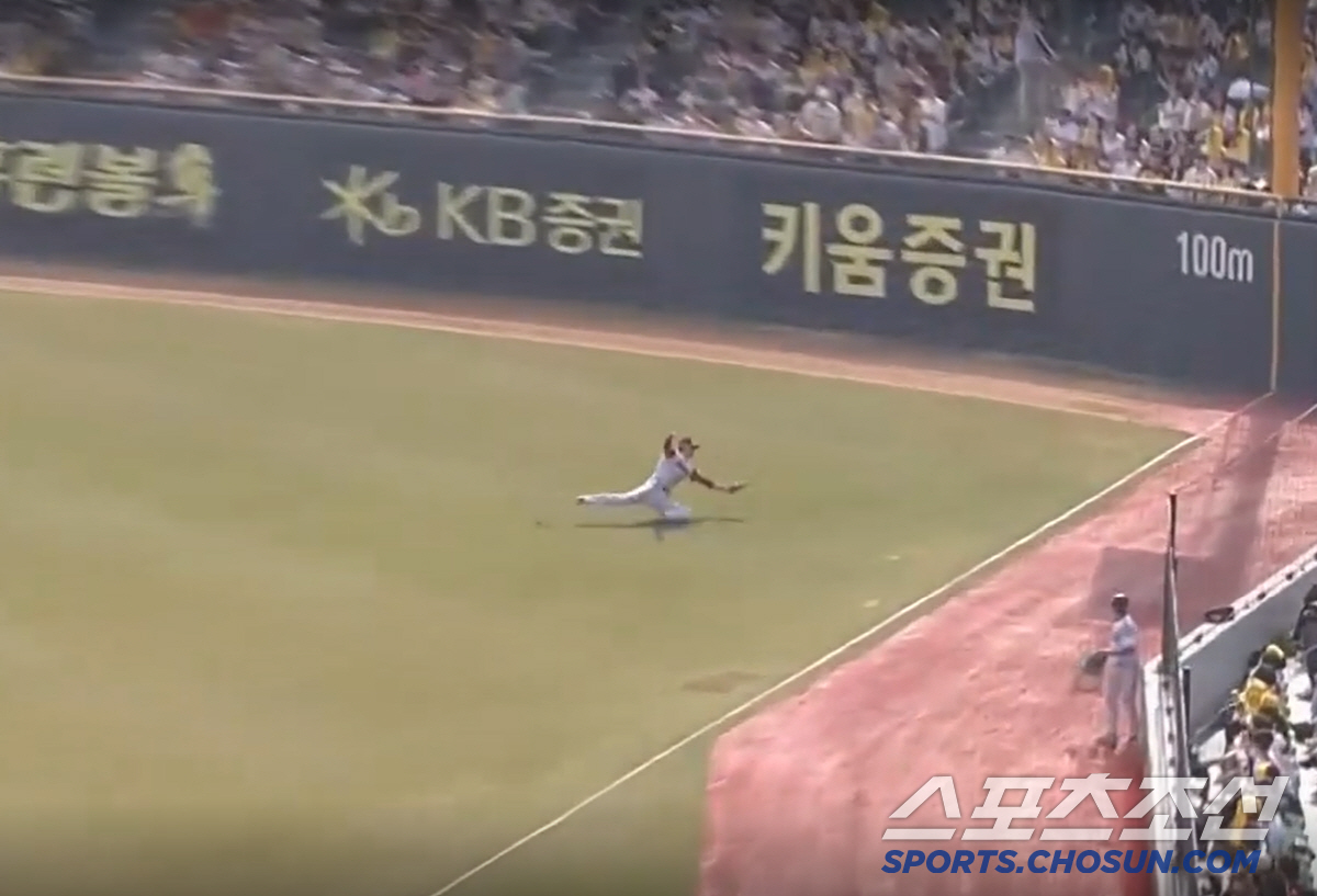 10-2 대승 만든 5개의 홈런포. 그 뒤에서 빛난 호수비 열전. LG가…