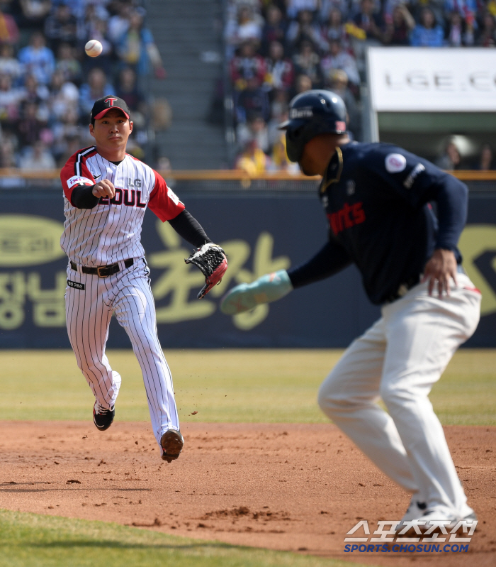 10-2 대승 만든 5개의 홈런포. 그 뒤에서 빛난 호수비 열전. LG가…
