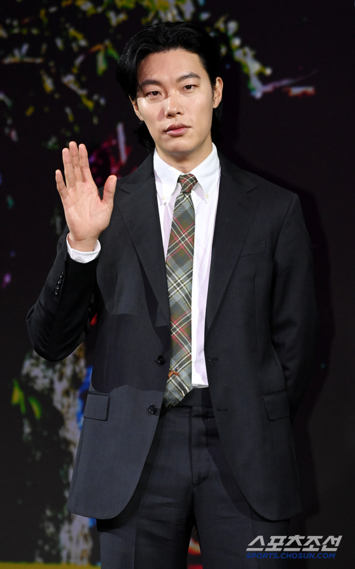 류준열, 다시 본업 집중..'계시록'서 광기 열연 '눈길'