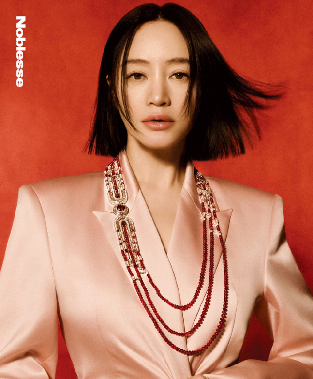 54살 김혜수, 제니도 울고 갈 직각 어깨..칼단발도 찰떡 [화보]