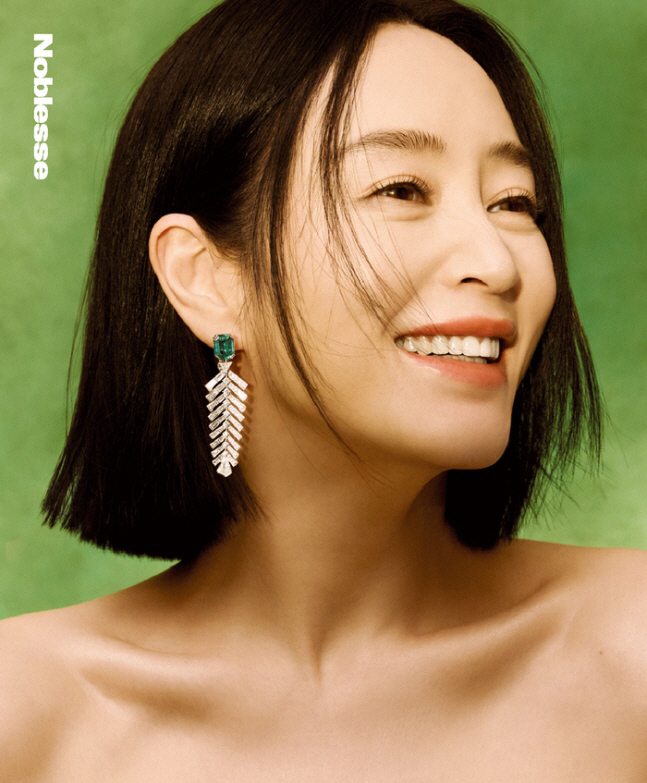 54살 김혜수, 제니도 울고 갈 직각 어깨..칼단발도 찰떡 [화보]