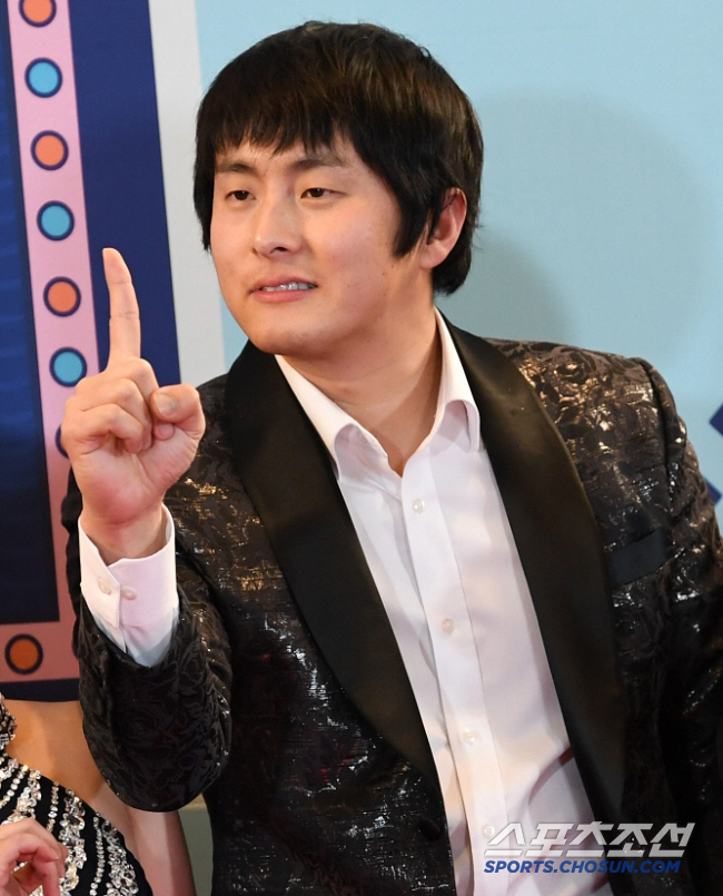 기안84, 걸그룹 멤버와 커플티 입고 日 여행 "무당 될까 봐 걱정" (…
