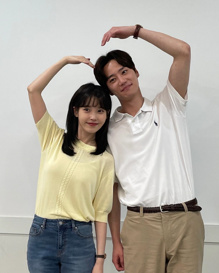 [SCin스타]아이유, 파혼한 이준영과 하트…이종석-박보검-김선호 다 눈 감아