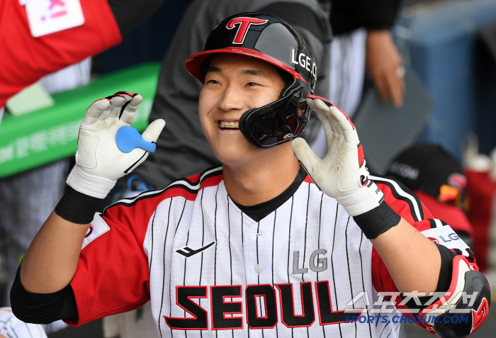 데뷔 첫 안타를 홈런으로…선발 라인업까지 정복! 8R 반란 시작됐다
