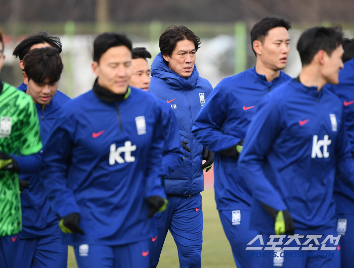 대박! '쉬길 잘했다' 뮌헨 훈련장으로 돌아온 철기둥, 김민재 아킬레스건…