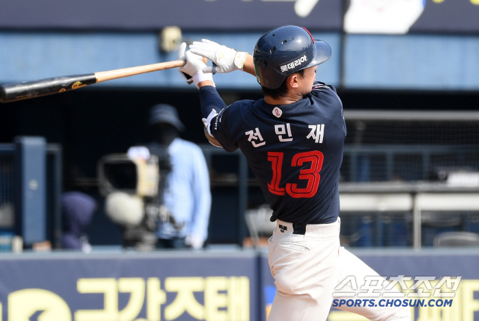 두산 리드오프 날아다니는데…'초대형 트레이드' 롯데도 웃을까? 주전 유격…