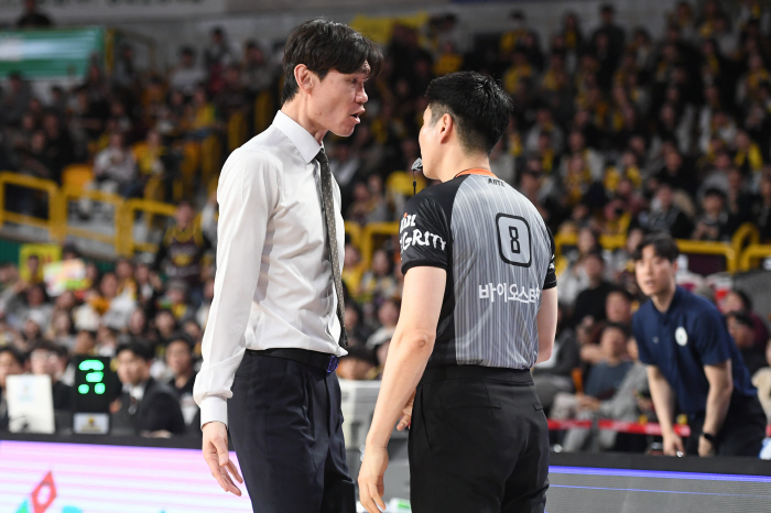 [공식발표]'판정 불만→심판과 신체 접촉' 김주성 DB 감독, 제재금 4…
