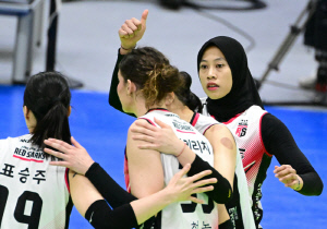 김연경 나와! 정관장, 현대건설 3-0 셧아웃 → 역대 7번째 '하극상' 눈앞. 1차전 승리팀 100% 챔프전 [수원 현장리뷰]