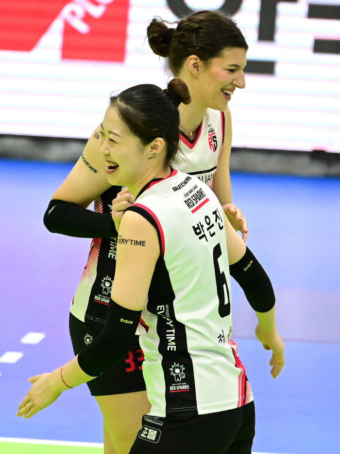 김연경 나와! 정관장, 현대건설 3-0 셧아웃 → 역대 7번째 '하극상'…