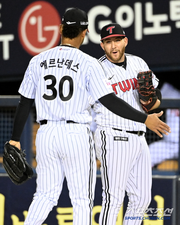KKKKKKKK 미쳤다! LG, 또 이겼다 '개막 3연승'…6이닝 무실점 '생일 호투', 결말은 '류크라이' [잠실 리뷰]