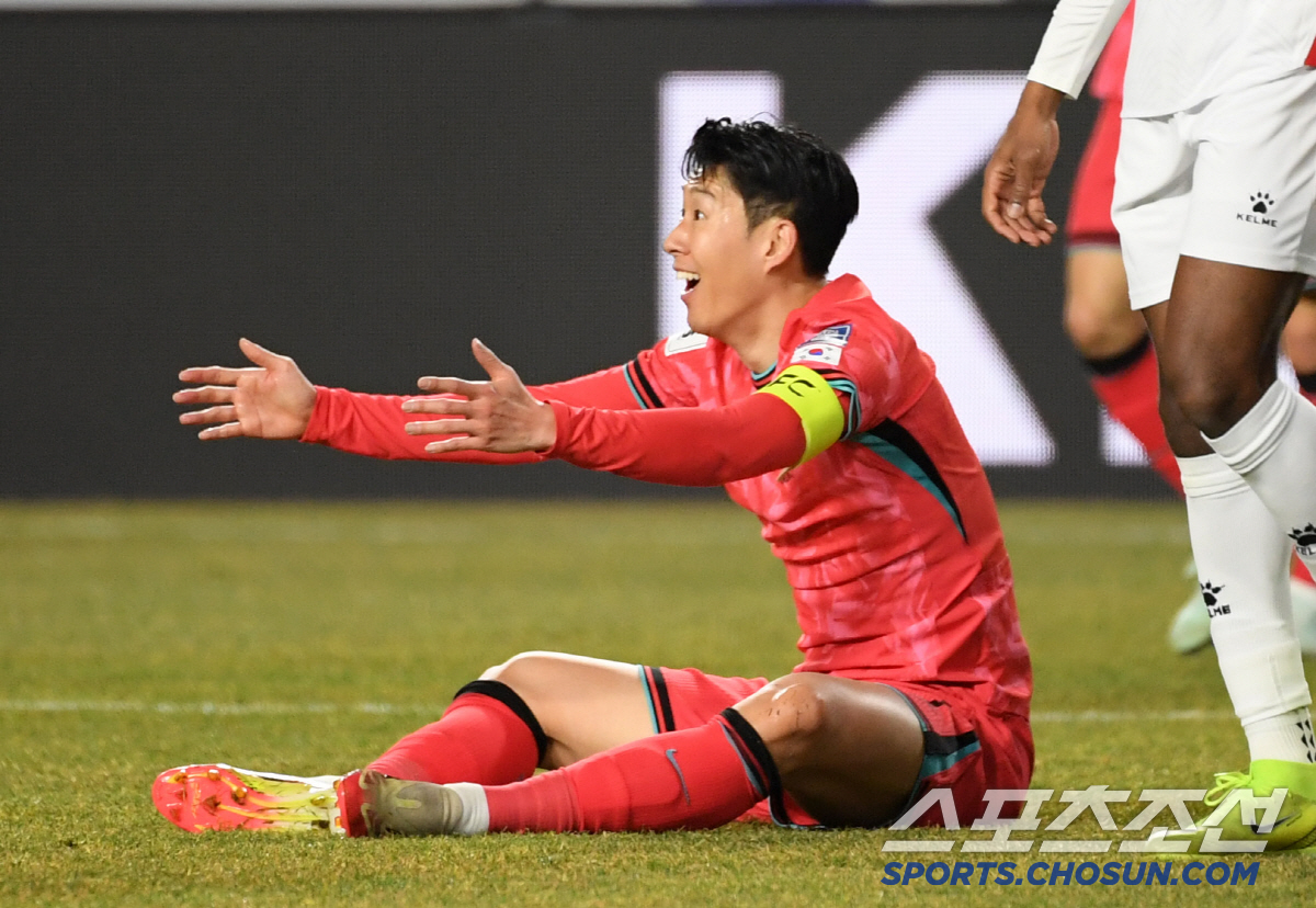 25일 수원월드컵경기장 열린 2026 FIFA 북중미 월드컵 아시아지역 3차 예선 대한민국과 요르단의 경기. 페널티 박스에서 넘어진 손흥민이 주심을 향해 어필하고 있다. 수원=박재만 기자 pjm@sportschosun.com/2025.03.25/