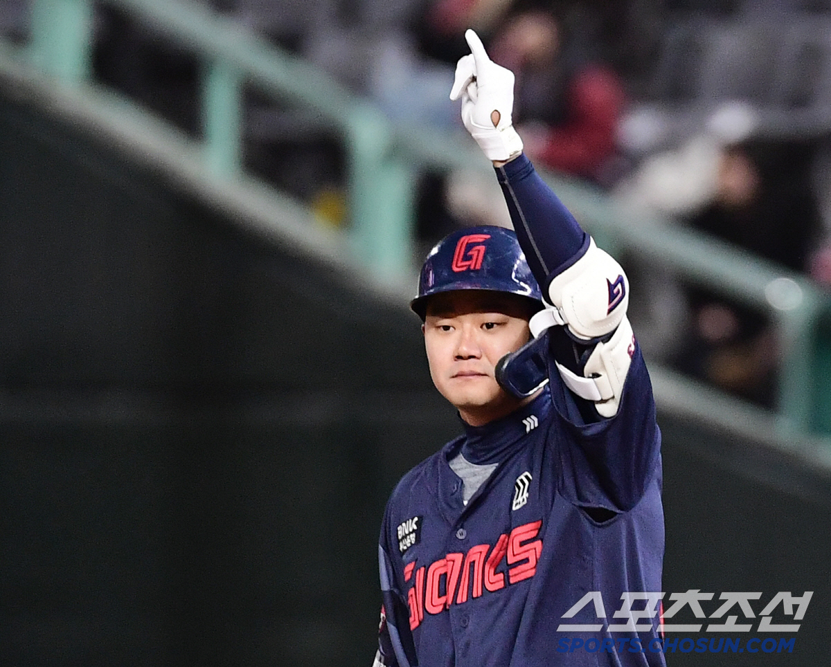 시즌 첫승부터 '연장 11회' 롯데시네마! 데이비슨 7이닝 쾌투→9회말 …