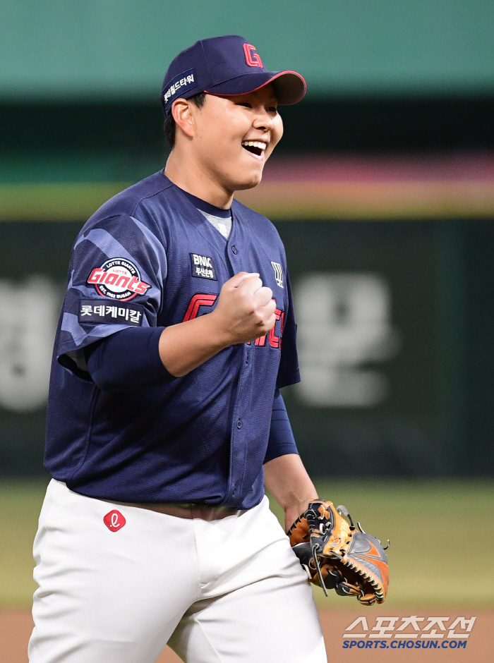 시즌 첫승부터 '연장 11회' 롯데시네마! 데이비슨 7이닝 쾌투→9회말 …