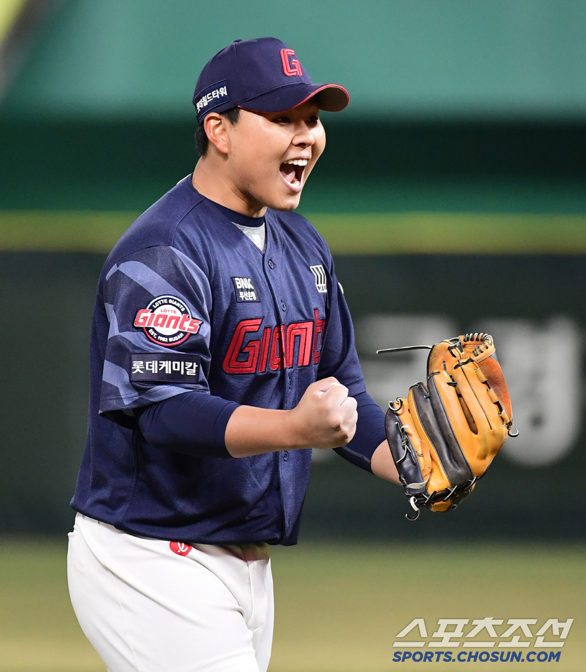 시즌 첫승부터 '연장 11회' 롯데시네마! 데이비슨 7이닝 쾌투→9회말 …